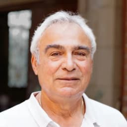 Essy Anavim